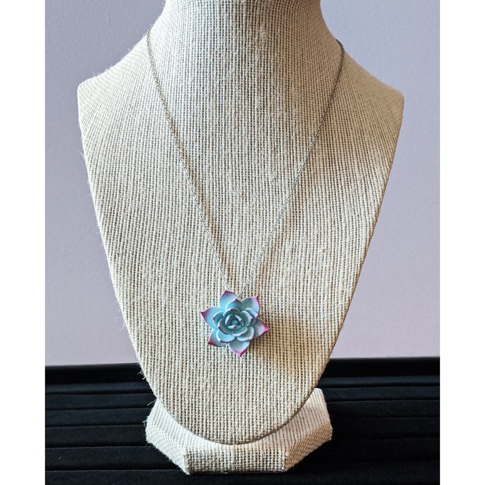 Beautiful Flower Necklace Silver